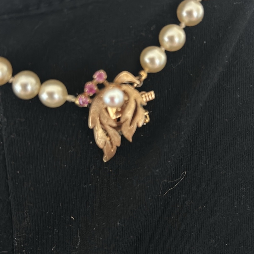 Pearl necklace with gold leaf clasp